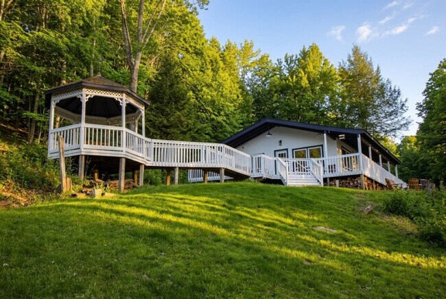 Foto del edificio - 470 Shaver Hill Rd