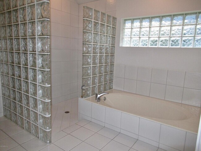 Owner's Bath - Garden Tub &amp; Separate Shower - 13865 Deer Chase Pl