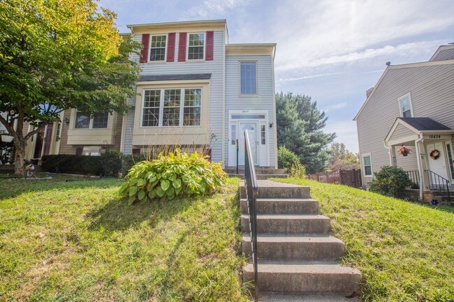 Building Photo - 3 BR/2 Full BA & 2 Half BA EOG Townhome in Gaithersburg!