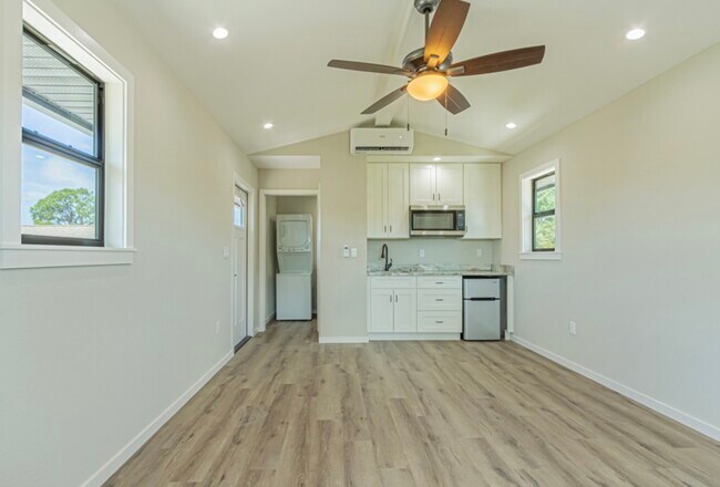 Foto del edificio - 3389 Seagrape Ave