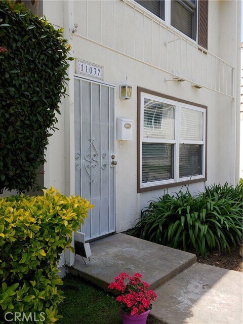 Foto del edificio - 11037 Slater Ave