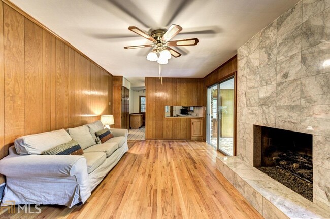 Building Photo - 2889 Bonanza Dr