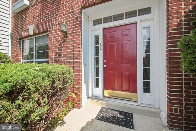 Building Photo - 100 Meadows Ln