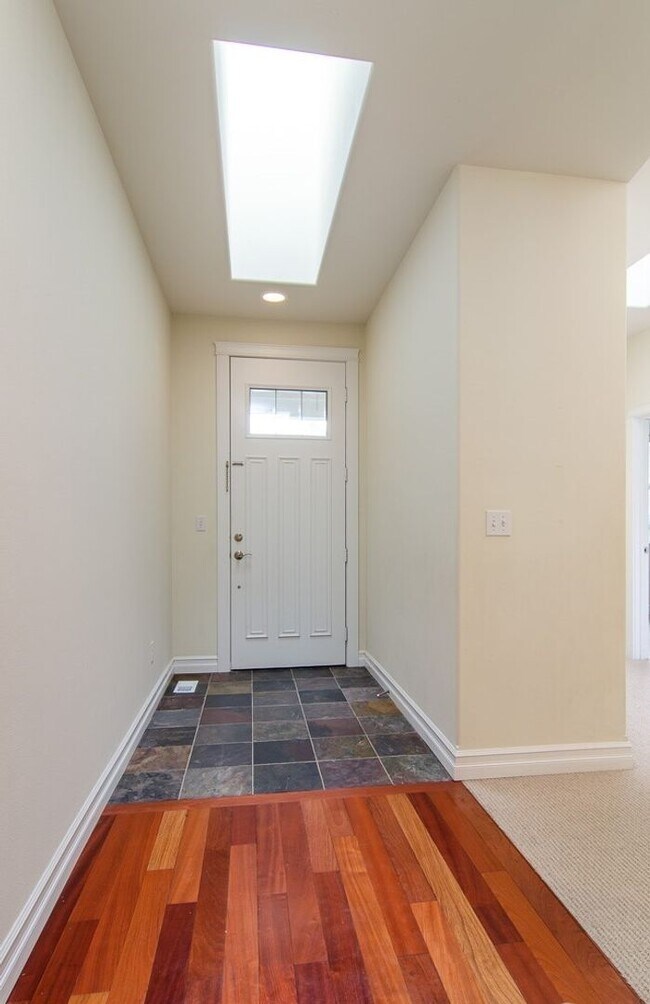 Foto del edificio - 2703 Fir Crest Blvd