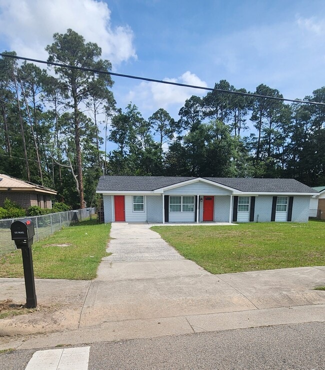 Building Photo - 535 Azalea St