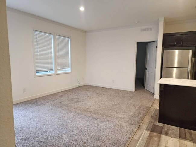 Building Photo - 370 E Lassen Ave