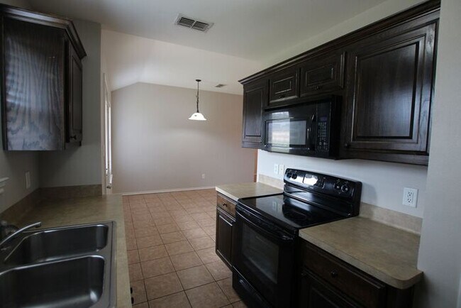 Building Photo - 2 Bedroom Duplex for Rent in Lindale! Tour Today!