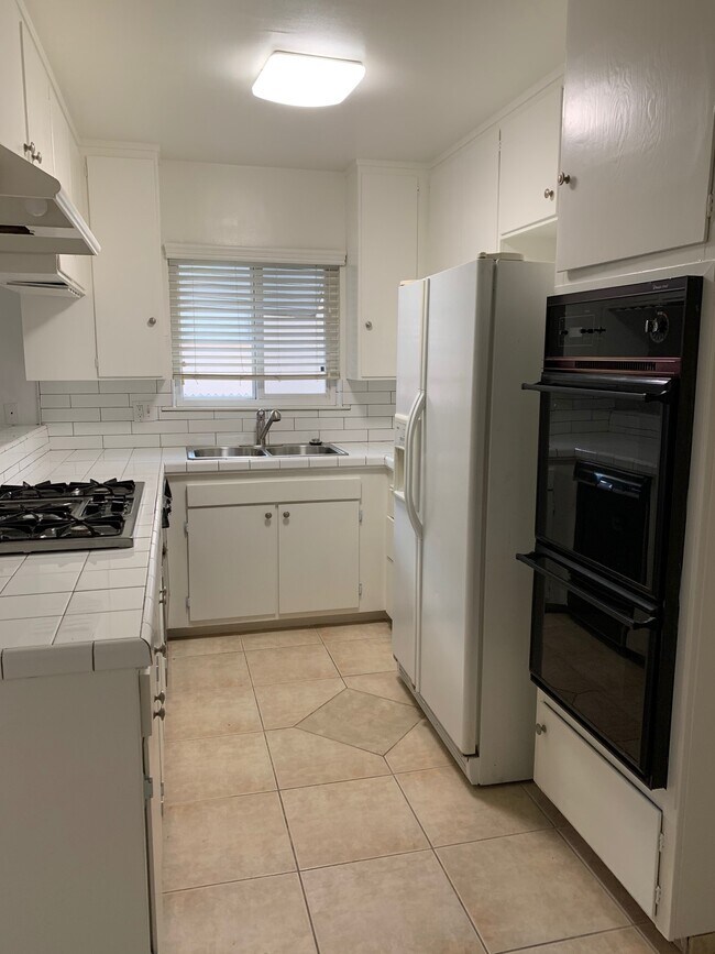 cocina actualizada - 16748 San Fernando Mission Blvd