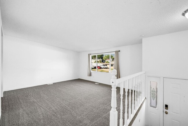 Building Photo - 749 Colonial Ave