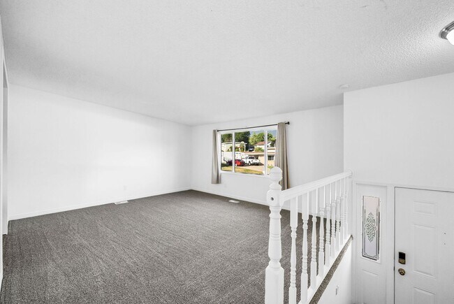 Foto del edificio - Spacious 4-Bedroom Layton Home with Finished Basement and 2-Car Garage