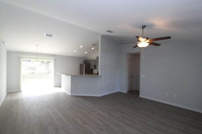 Building Photo - Gorgeous 3 Bedroom, 2 Bathroom Home in Sum...