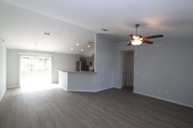 Foto del edificio - Spacious 3-Bedroom Home with No HOA, Pet-Friendly & Natural Gas – Summerfield Living