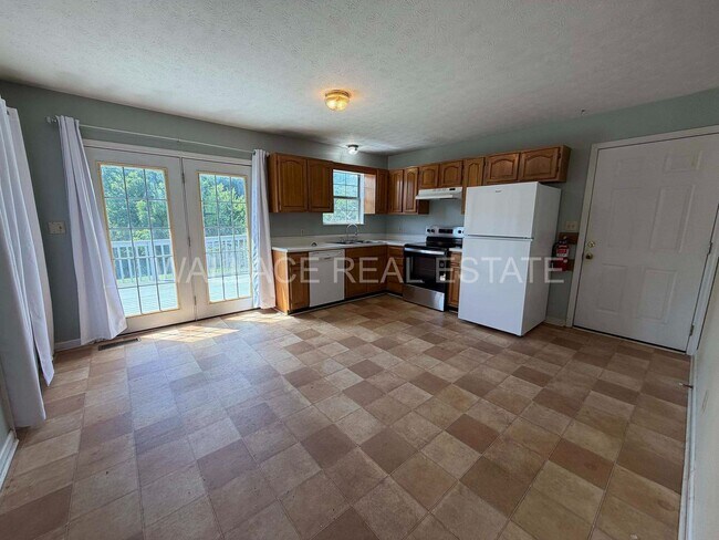 Foto del edificio - ALL ONE LEVEL IN CLINTON! 3 BDRM, 2 BATH WITH 2 CAR GARAGE!!