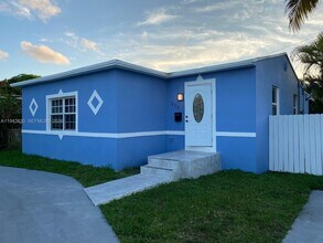 Building Photo - 320 S 28th Ave