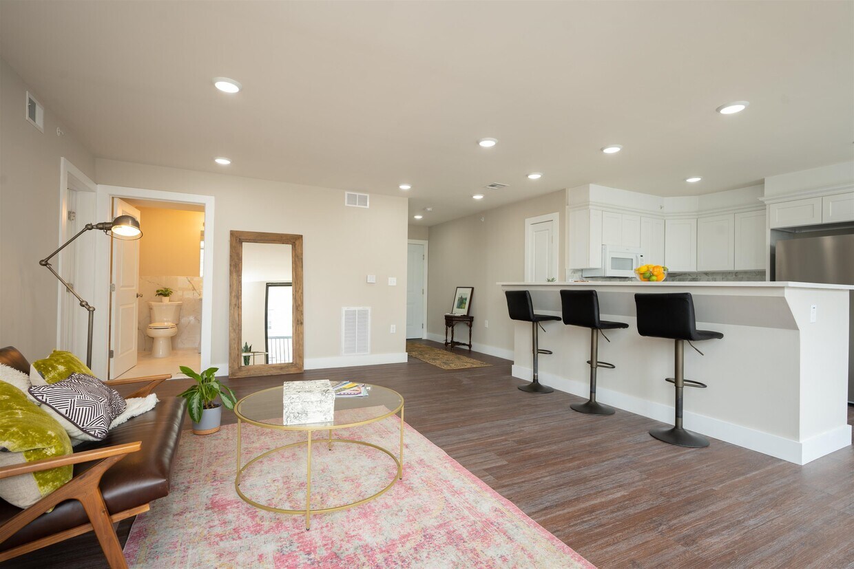 Foto principal - 242 Beacon Ave