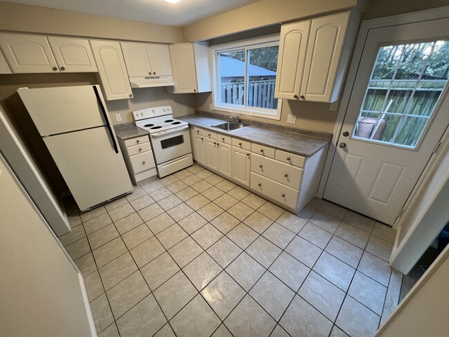 Eat-in Kitchen - 89 Worthington Dr