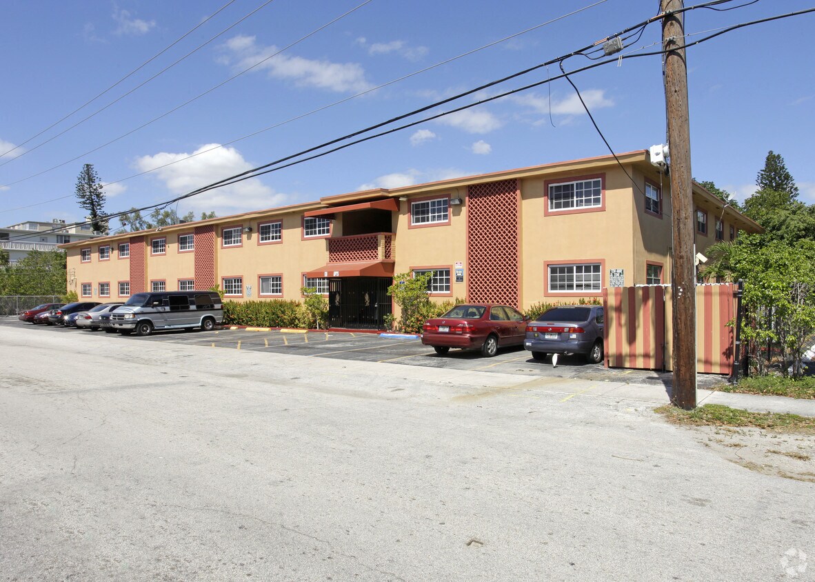 Primary Photo - 1555 NE 125th Ter