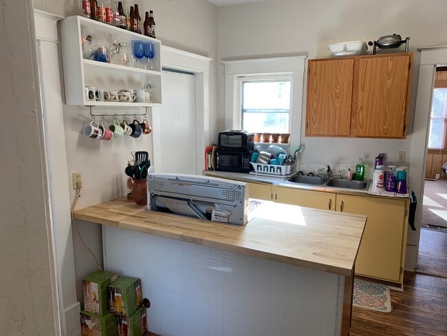 Building Photo - Fenced-in Yard + Washer & Dryer + Off-Street Parking! Available August 1st!