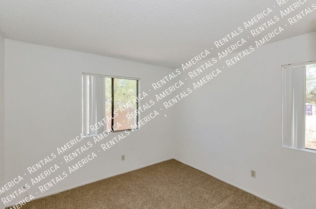 Building Photo - 1366 N Riverview Blvd