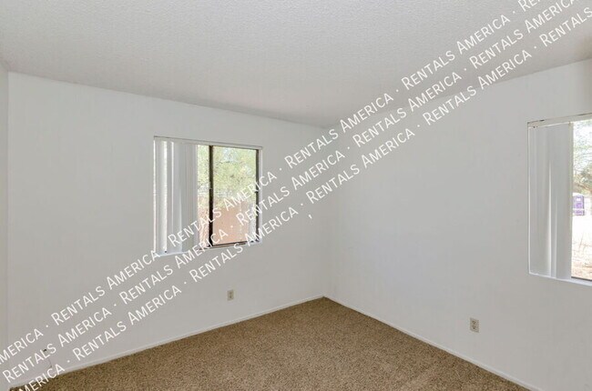 Foto del edificio - 1366 N Riverview Blvd