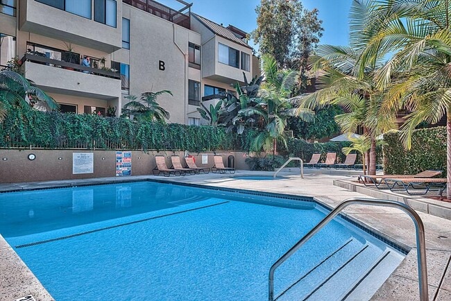 Foto del edificio - 950 N Kings Rd