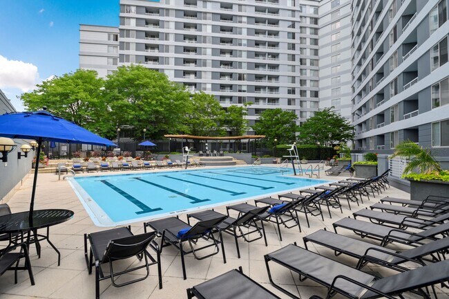 Piscina con asientos para descansar - Lenox Park