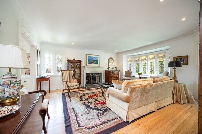 Building Photo - 18 College View Ave