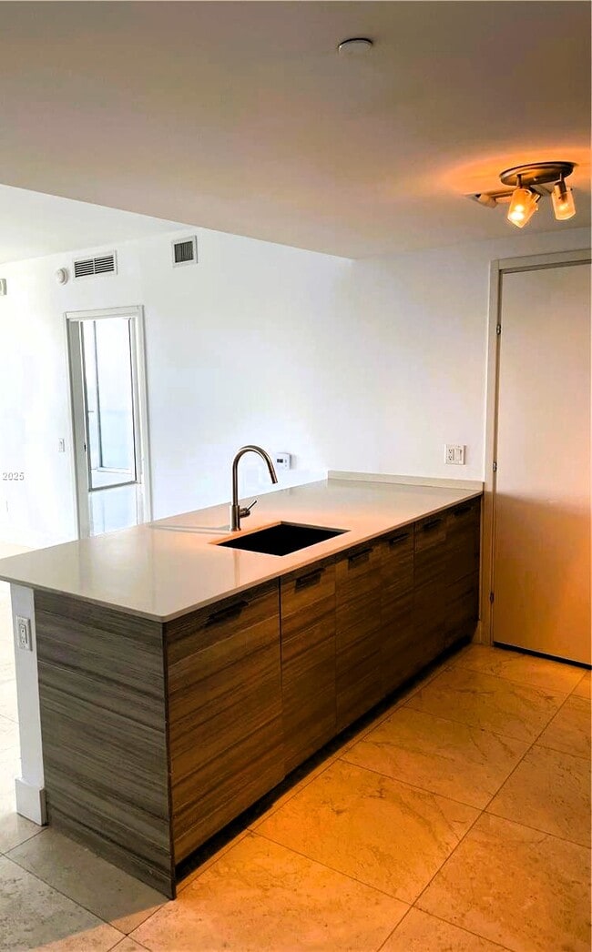 Building Photo - 1300 Brickell Bay Dr
