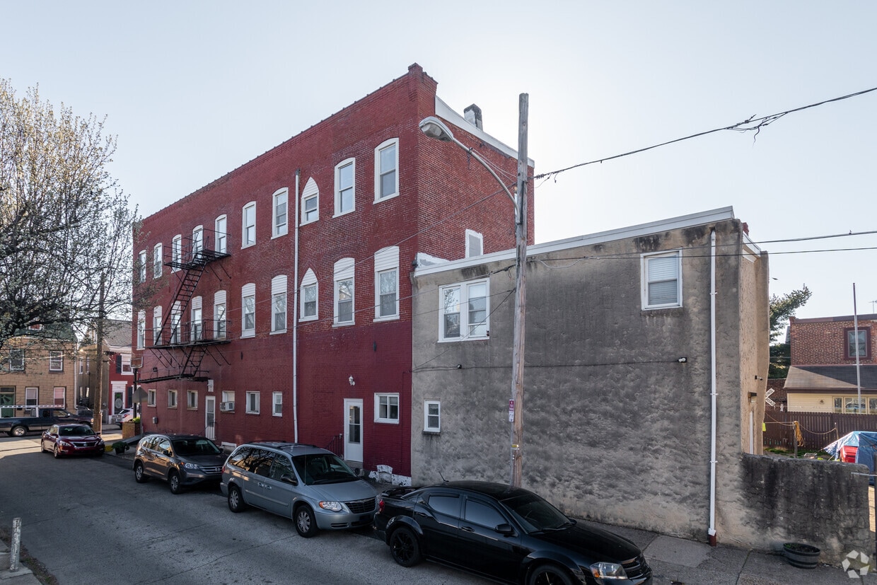 Building Photo - 2700-2702 Ash St