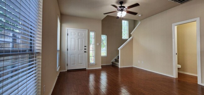Building Photo - Townhome with attached double car garage