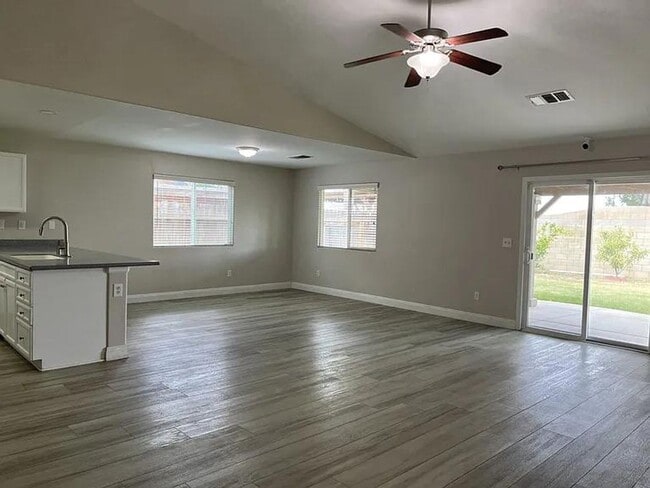 Building Photo - Spacious and super clean 4 bedroom, 2 bath...