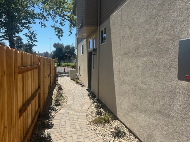 Foto del edificio - BRAND NEW! 3 bed 2.5 bath Right Next to UCD