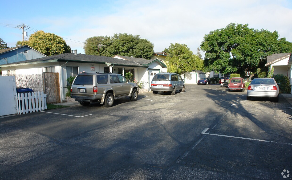 Foto del edificio - 638 N Whisman Rd