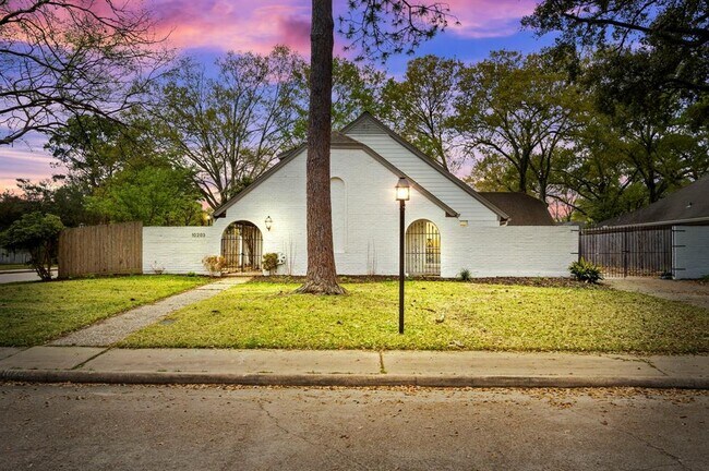 Building Photo - 10203 Meadow Lake Ln