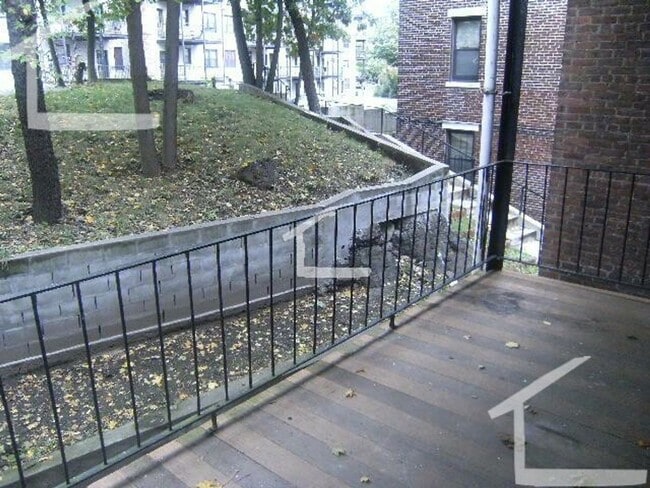 Building Photo - 9/1 Great deal on a 4BR/2BA w/heat inc, balcony!