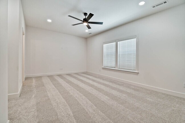 Building Photo - 506 W Persimmon St