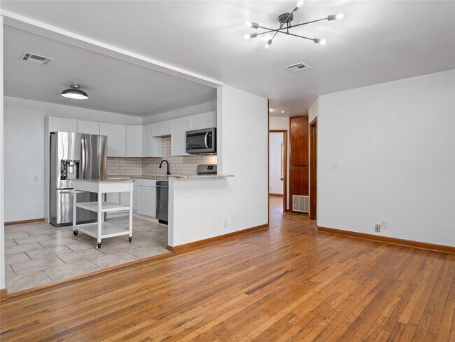Building Photo - 426 S Ponca Ave