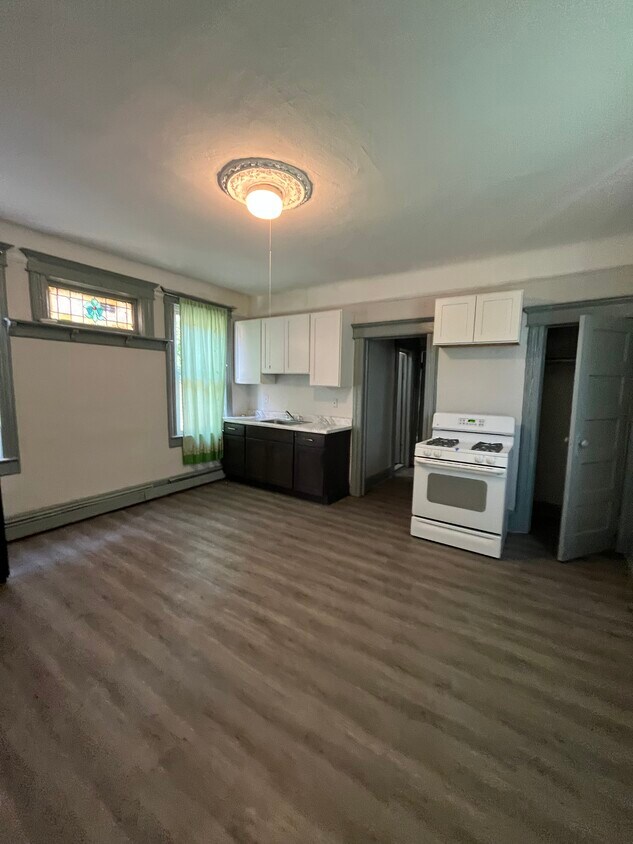 Foto principal - 147 Bostwick Ave