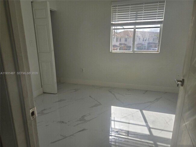 Foto del edificio - 17337 NW 7th Ave