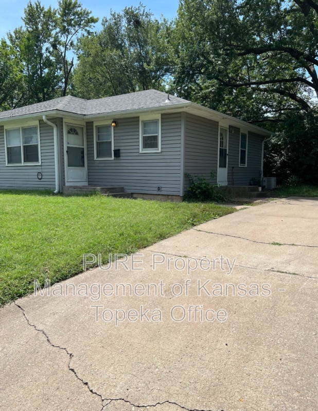 Building Photo - 641 SW Oakley Ave