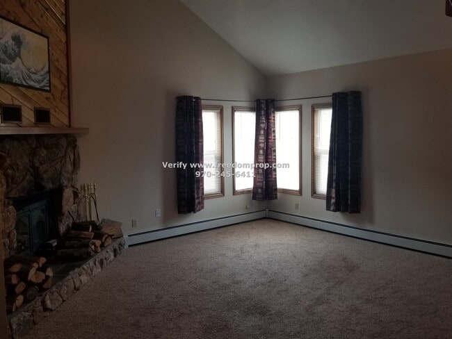 Building Photo - Lots of space in this 3 Bedroom 2.5 Bath R...