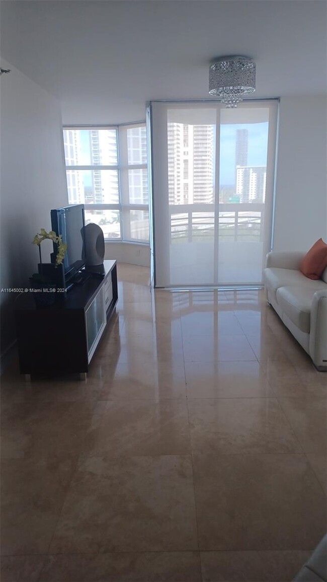 Foto del edificio - 3500 Mystic Pointe Dr