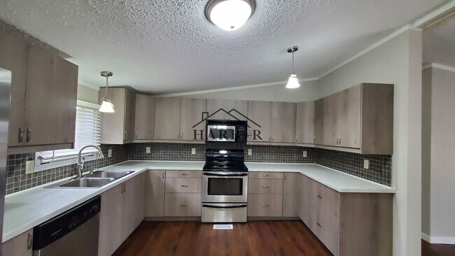 Building Photo - 23 Andreasen Dr