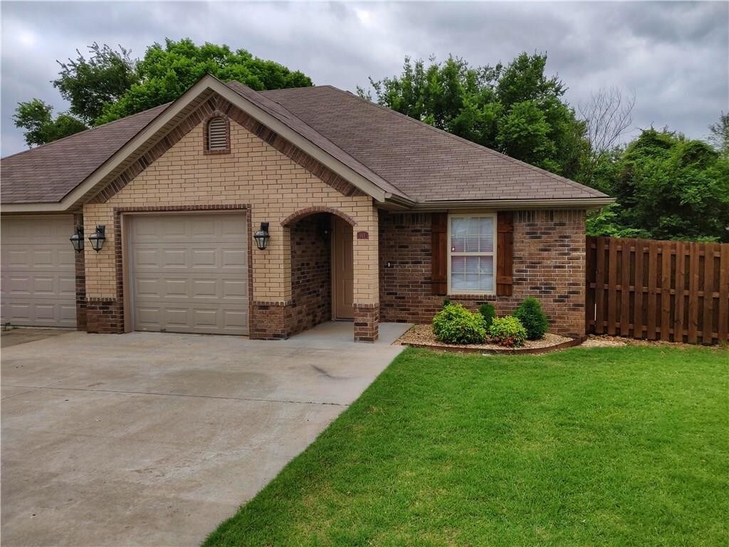 Primary Photo - 911 Meadowlands Dr