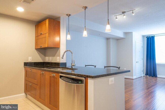 Foto del edificio - 2451 Midtown Ave