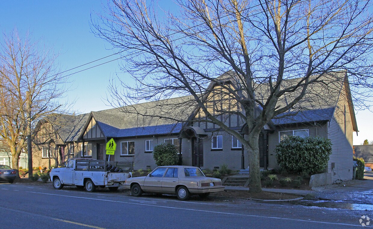 Building Photo - 2600 E Cherry St