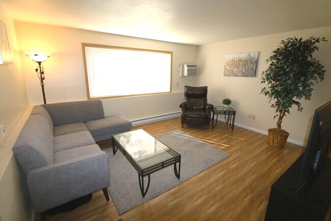 Building Photo - 917 S Maple St