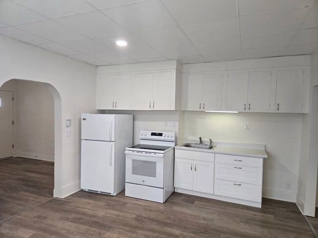 Building Photo - Arlington Pl. Triplex - EBB001