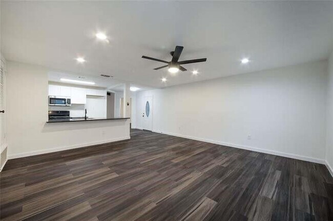 Foto del edificio - 5535 Pine Pl