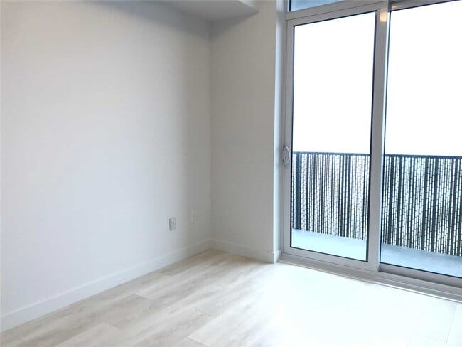 Photo du bâtiment - 8 Eglinton Ave E